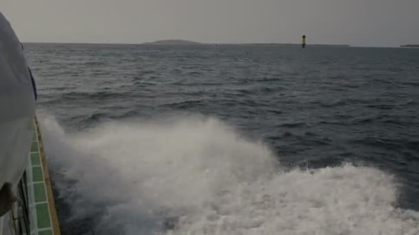 Saluda en el mar desde el barco. Vista lateral — Vídeos de Stock