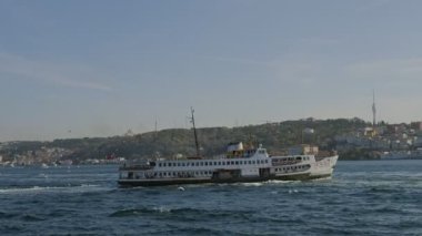 Bir su kütlesi içinde büyük bir nakliye gemisi. Boğaz, İstanbul