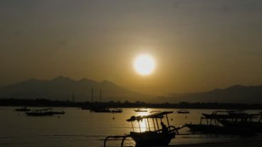 Balıkçı tekneleri ve işçilerle birlikte körfezin üzerinde gün doğumu. Yüksek kaliteli zaman dilimi, 5 km 'de çekilmiş.