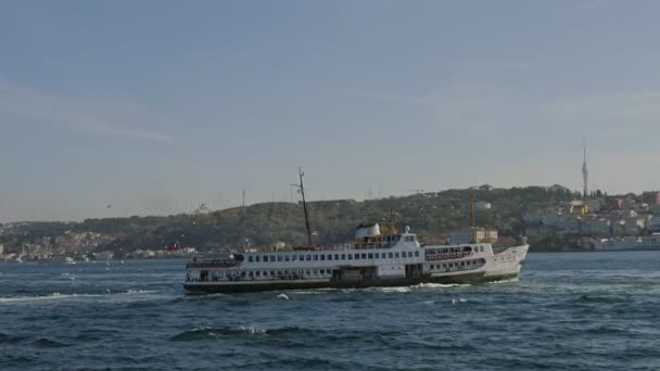 Ein großes Transportschiff in einem Gewässer. Bosporus, Istanbul — Stockvideo