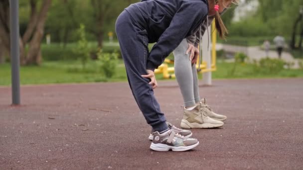 4K Zeitlupe Mutter und Tochter machen Übungen auf dem Sportplatz im Freien. Sportliche Familie — Stockvideo