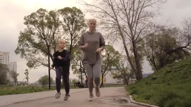4K Moeder en dochter hardlopen joggin outdoor in het park — Stockvideo