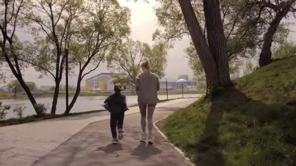 Mutter und Tochter joggen im Park — Stockvideo