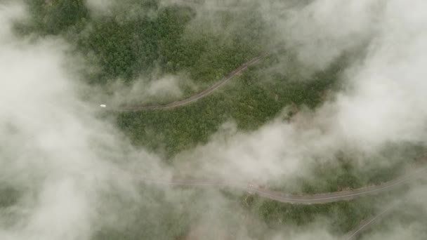 Nebel Und Wolken Über Die Straße Fliegen — Stockvideo