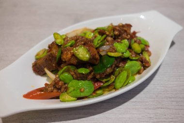 Güney Tay tarzı Stir Fried Twisted küme fasulye plaka gibi teknede gevrek domuz eti ile