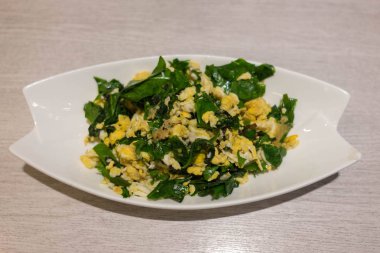 Güney Tayland sebze karıştırın kızarmış yumurta beyaz plaka üzerinde