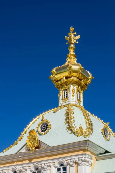 Rusia. San Petersburgo. Peterhof. 25 mayo 2016 El Palacio. Fuentes. Un parque . — Foto de Stock