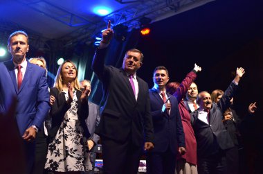 Milorad Dodik referandum sonrasında toplantı hayranları soluk içinde selamlıyor
