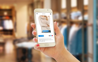 kadın ile akıllı telefon alışveriş satırındaki