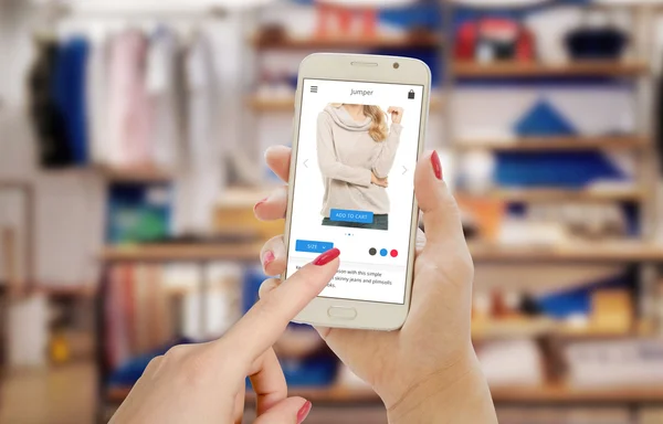 Shopping online con smartphone sul sito web o app di e-commerce — Foto Stock