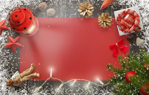 Weihnachten Neujahr Hintergrundbild mit Dekorationen und Geschenken auf Holzbrett — Stockfoto
