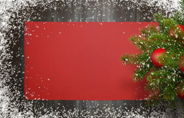 Karácsonyi-újévi háttér. A fából készült íróasztal karácsonyfa, terítő és hópelyhek felülnézet — Stock Fotó