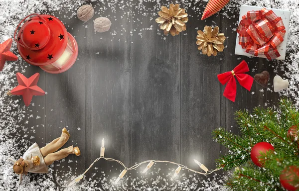 Boże Narodzenie nowy rok obraz tła z choinki, prezent, dekoracje, latarnia i płatki śniegu na desce — Zdjęcie stockowe