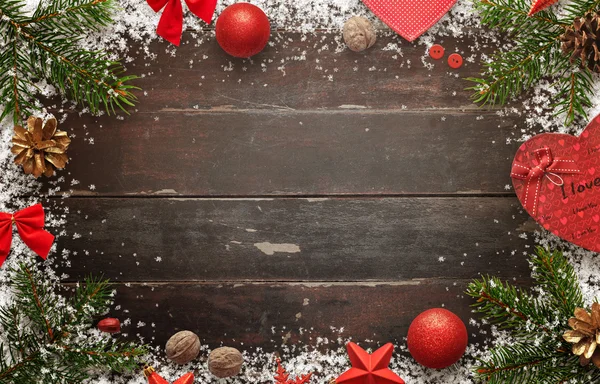 Holztisch mit Weihnachtsdekoration. Ansicht der Tafel von oben mit Freiraum für Grußworte — Stockfoto