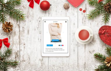 Tablet ile Noel satış zamanında alışveriş online. Noel süslemeleri ile tablonun Üstten Görünüm