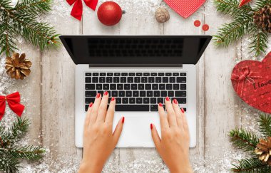Dizüstü bilgisayarda iş kadın. Noel sahne süslemeleri, ağaç ve Hediyelik