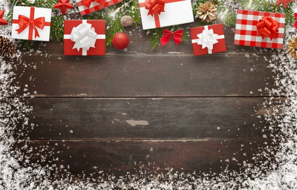 Regali di Natale su tavola di legno con spazio libero per il testo. Vista dall'alto della tabella — Foto Stock