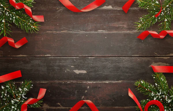 Decorações de Natal em mesa de madeira. Vista superior da mesa com árvore de natal e tiras decorativas — Fotografia de Stock