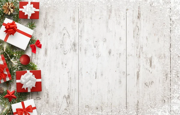 Ajándékok és karácsonyfa díszítés a fehér fából készült asztal szabad hely a szöveg. — Stock Fotó