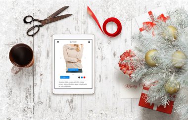 Hediyeler Noel ve yeni yıl için hazırlanıyor. Online alışveriş hediyeler tablet kullanma