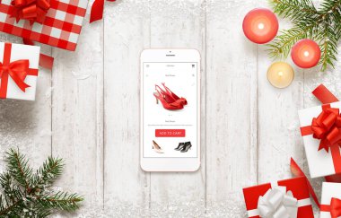 İle akıllı telefon alışveriş Noel. Ticaret web sitesi veya app üzerinde ayakkabı online satın alma