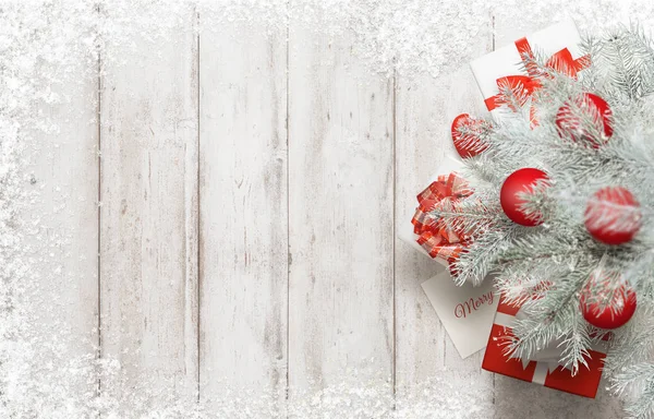 Weihnachtsbaum mit freiem Platz für Grußtext auf weißem Holztisch mit Schnee — Stockfoto