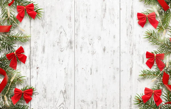 Witte houten tafel met kerstboom en decorations — Stockfoto