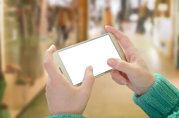 Leker spill på smarttelefon. Kvinne som holder mobil i horisontal posisjon . – stockfoto