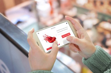 İle akıllı telefon alışveriş. Yatay pozisyonda kadın elinde cep