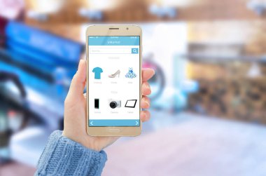 Hareket eden telefon online mağaza app ile kadın elinde görüntülemek