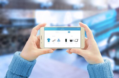 Yatay pozisyonda kadın elinde telefon