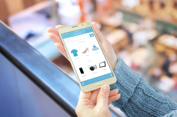 Mujer mostrando aplicación tienda en línea en el teléfono móvil — Foto de Stock