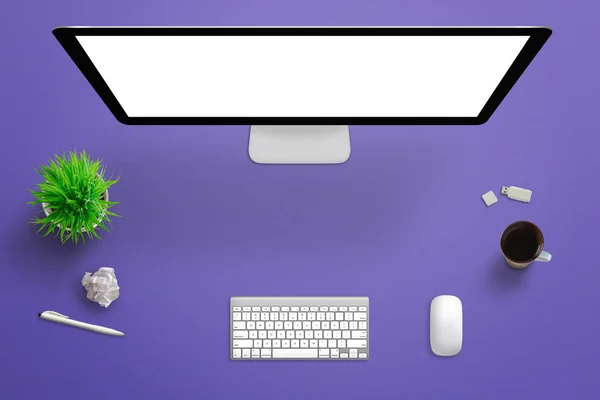 A számítógép képernyője on lila íróasztal. Felülnézet. Elszigetelt képernyő makett — Stock Fotó