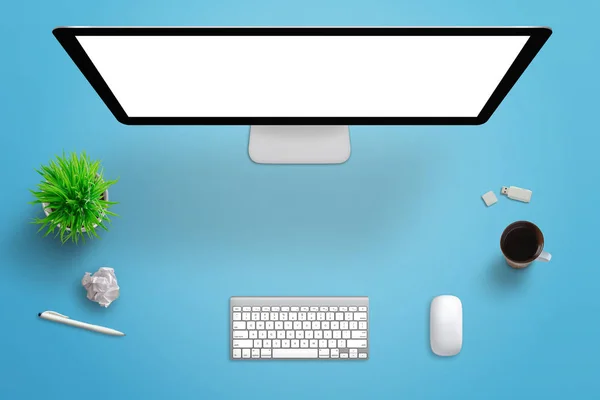 Pohled shora na kancelářský stůl s počítačový displej s izolované obrazovkou pro makety — Stock fotografie