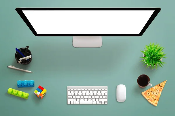 Office desk top uitzicht. Computer display met geïsoleerd, leeg, wit scherm voor mockup. Creatieve kubussen, en drinken, voedsel op tafel. — Stockfoto
