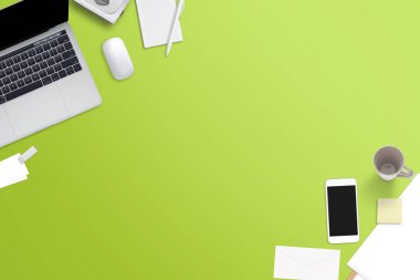 Yeşil masa ofis aksesuarları. Metin için özgür yer. Dizüstü bilgisayar, kağıtları, akıllı telefon, kupa; kalem, yanında fare.