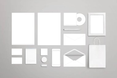 İleti örneği üstünde okul sırası. Mockup için boş beyaz madde. Üstten Görünüm.