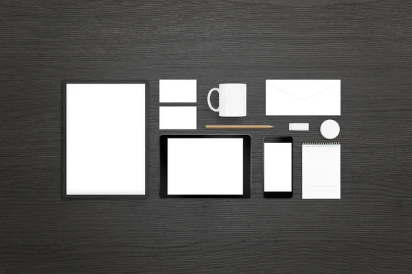 Surfplatta, mobiltelefon med isolerade vit skärm, pappersvaror och levererar för design, logotyp och grafisk identitet presentation. Ovanifrån av svart skrivbord. — Stockfoto
