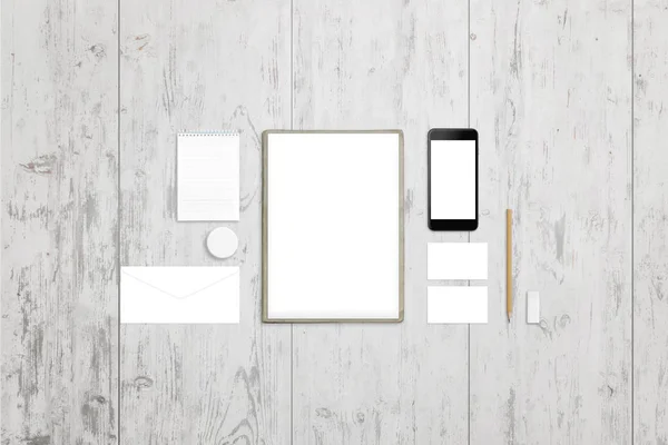 Rent papper, pad, kuvert, badge, visitkort och mobiltelefon skärm för design presentation. Ovanifrån av vitt trä skrivbord. — Stockfoto
