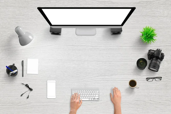 Офисный стол с современными устройствами для героя, заголовок изображения веб-сайта — стоковое фото
