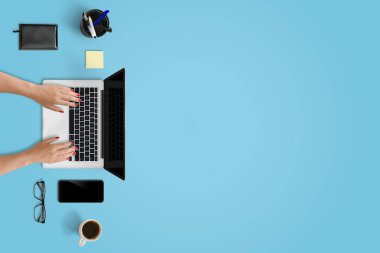 Dizüstü bilgisayar, akıllı telefon ve ofis malzemeleri metin için boş alan ile