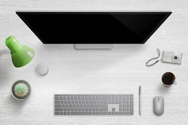 Moderna hem skrivbord arbetsplatsen. Datorskärm med tangentbord, mus, penna, urtavla, lampa, växt, kopp kaffe och digitalkamera — Stockfoto