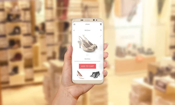Mujer comprar zapatos en línea con la aplicación móvil moderna. Zapatería en segundo plano — Foto de Stock