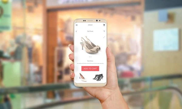 Shopping online con telefono moderno con bordi arrotondati. Donna con il telefono in mano. Negozio sullo sfondo — Foto Stock