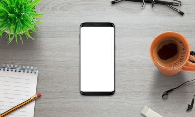 Siyah modern akıllı telefon ile izole yuvarlak perde. Mockup izole ekran. Resepsiyon bitki, kahve, pad, kalem, gözlük ile Üstten Görünüm