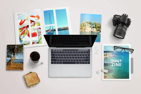 Gazeteci ya da muhabir yazı masası. Dergiler tarafından çevrili dizüstü