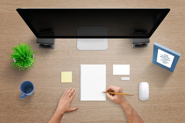 Bovenaanzicht van Bureau met computer, pad, nota, blanco visitekaartje, muis, plant, mok en Bureau frame — Stockfoto