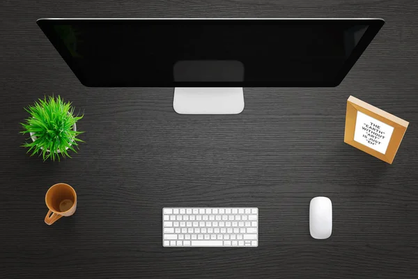 Kreatív íróasztal, modern számítógép képernyője. Szabad hely a hős fejléc kép szöveg — Stock Fotó