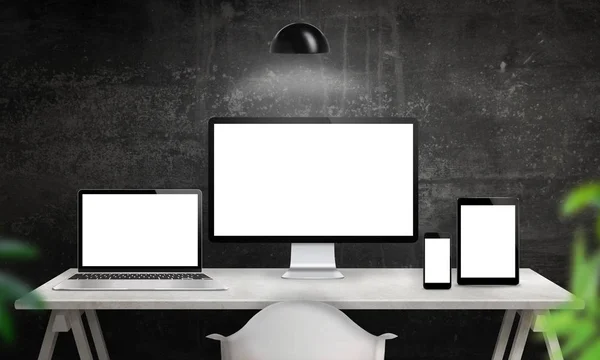 Diferentes dispositivos en el escritorio con pantalla aislada para la promoción del diseño del sitio web sensible —  Fotos de Stock