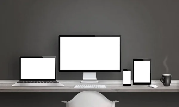 Web designer studio med olika enheter — Stockfoto